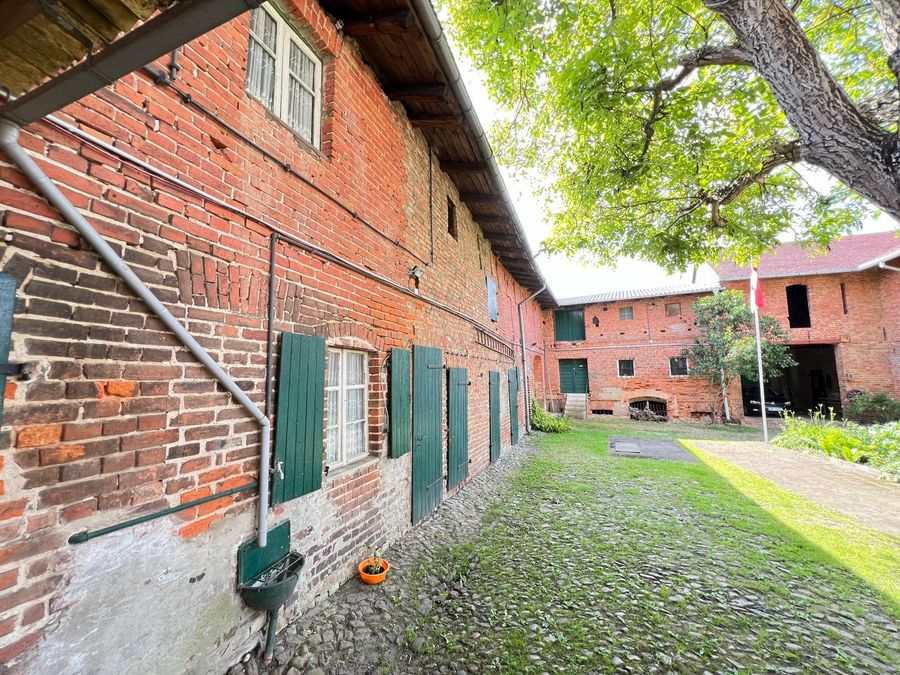 Klinker-Innenhof Seitenansicht
